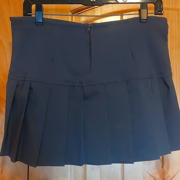 Ruffled mini skirt - NWOT - Picture 2 of 5